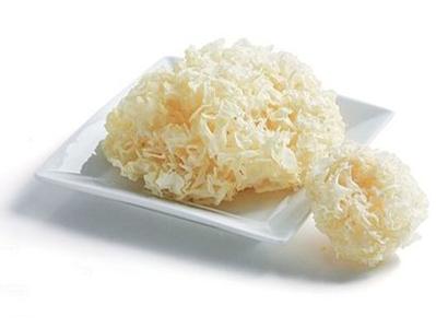 dried white fungus on plate benefits skin
